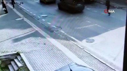 Aniden yola fırladı otomobil böyle çarptı