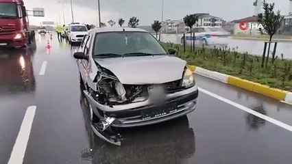 Su birikintisi zincirleme kazaya neden oldu