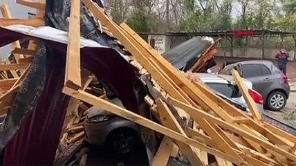 Osmaniye'de fırtına: okul çatısı uçtu, 2 otomobil hasar gördü