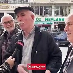 Gençlerin karşısına ilk defa 'Çıkart telefonunu' demeyen bir emekli çıktı. Emekli amca gençlerin kafasına göre konuştu