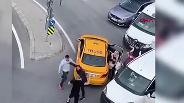 Yol verme kavgasında yolu ringe çevirdiler. Tekmeler yumruklar havada uçuştu