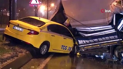 Kamyon taksinin üstüne devrildi.  Yolcu ölümden döndü