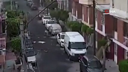 Yolda yürürken patlamanın hedefi oldu. O anlar kamerada