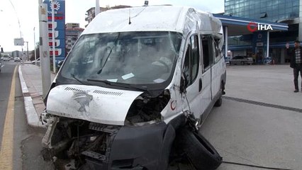 İşçileri taşıyan servis minibüsü iki otomobile çarptı