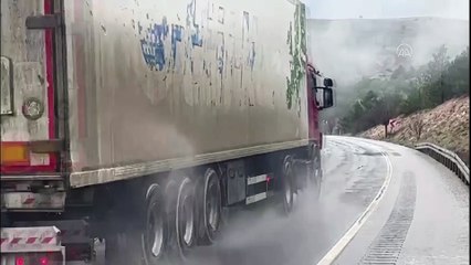 Bariyerlere çarpan otomobil alev aldı. 4 kişi yaralandı