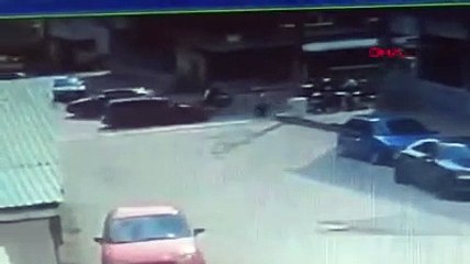 Halk otobüsünün anne ve oğluna yaya geçidinde çarptığı anlar kamerada