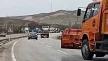 Deprem bölgesine yardım taşıyan tır kaza yaptı