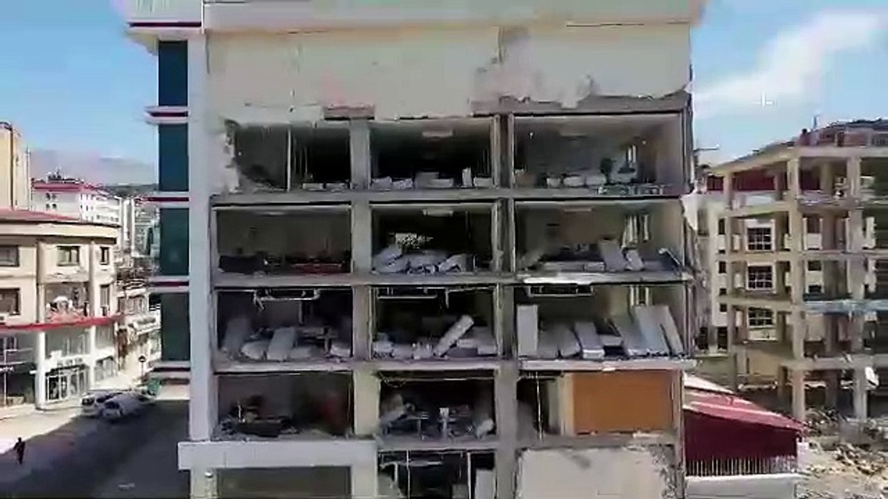 Kahramanmaraş'ta bina yıkım ve enkaz kaldırma çalışmaları 18 mahallede devam ediyor