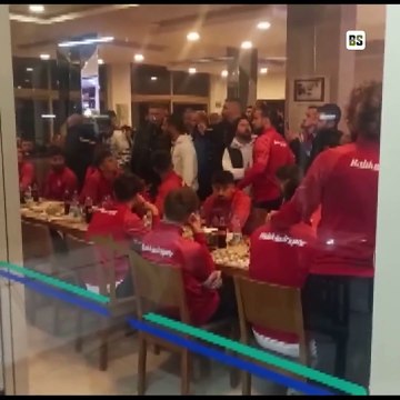 Balıkesirsporlu futbolculara yemek yerken kendi taraftarları saldırdı. Sen misin yemek yiyen