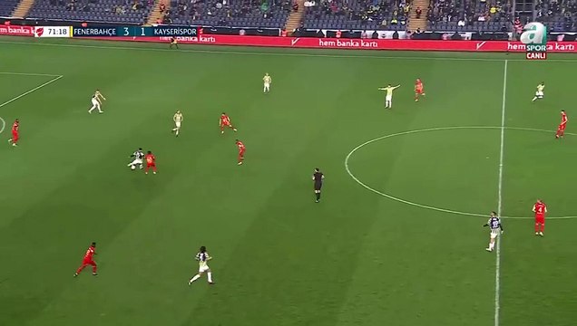 Fenerbahçeli taraftarlar herkese tepki gösterdi. Sadece onu alkışladı