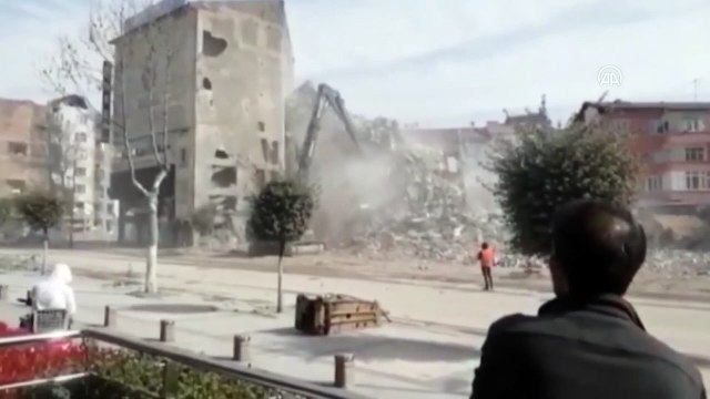 Malatya'da yıkım ve enkaz kaldırma çalışmaları sürüyor