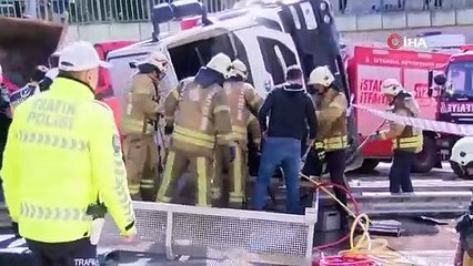 Araç içerisinde sıkıştılar. Kaza anı kameraya yansıdı 