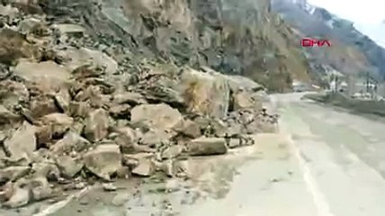 Kaya parçaları yola düştü! Ulaşık tek şeritten sağlanıyor