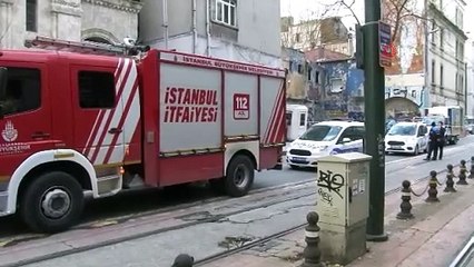 Metruk bina çöktü tramvay seferleri durdu