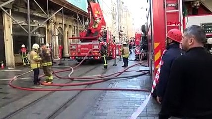 İstiklal Caddesi’nde yangın kiliseye sıçradı