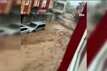 Şanlıurfa'da sel sularına kapılan adam böyle sürüklendi