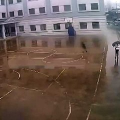 Töreni kaçıran öğrenci yağmur altında tek başına İstiklal Marşı okudu