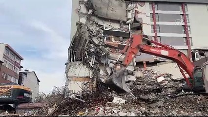 Depremde bir kısmı çöken öğretmenevi yıkılıyor