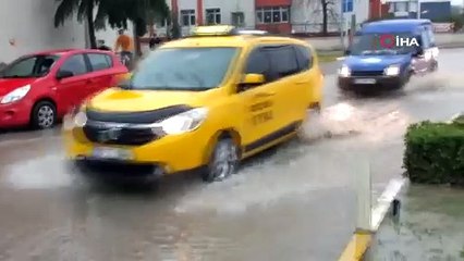 Balıkesir'de sağanak yağmur yolları göle çevirdi