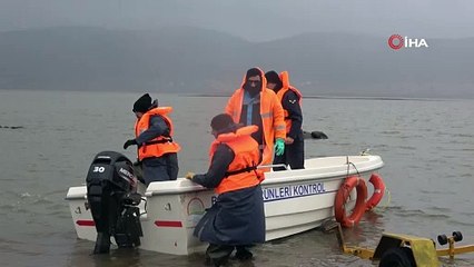 Kaçak avcılar tarafından göle serilen ağlar toplandı   