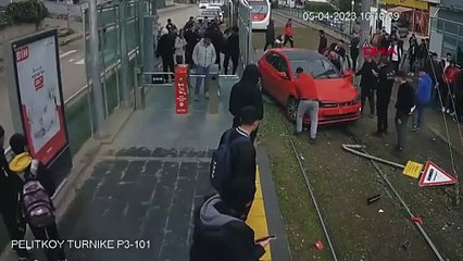 Faciadan kıl payı dönüldü. Tramvay durağına dalan otomobilin kaza anı kamerada
