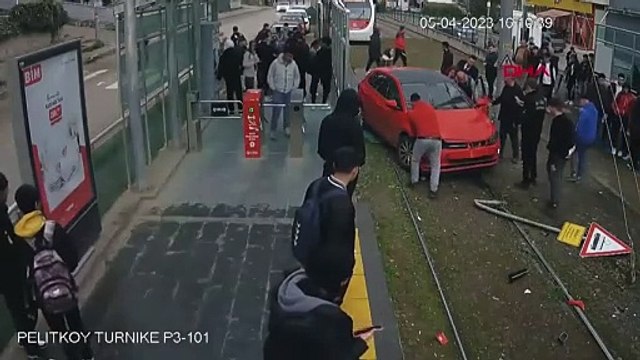 Faciadan kıl payı dönüldü. Tramvay durağına dalan otomobilin kaza anı kamerada