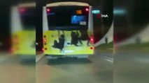 Otobüsün arkasına 'örümcek adam' gibi asıldılar