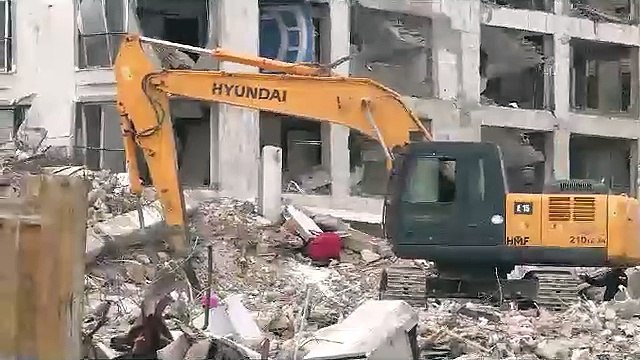 Hatay'da enkaz kaldırma ve yıkım çalışmaları bir mahallede sürüyor