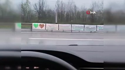 Affedilmeyi bekleyen aşık yol kenarını pankartlarla donattı. Son çareyi Ezel dizisinde buldu