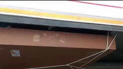 Depremzedelere yardım getiren tırın altına çalıntı televizyon gizlendi iddiası. Doğruysa durum vahim