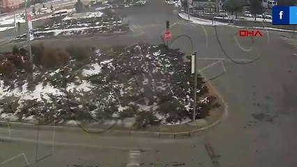 Motosiklet sürücüsü kendisine çarpan otomobil üzerine düştü