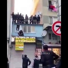 Polisten kaçan sığınmacılar çatıya çıktı. Yol geçen hanı Türkiye'den görüntüler