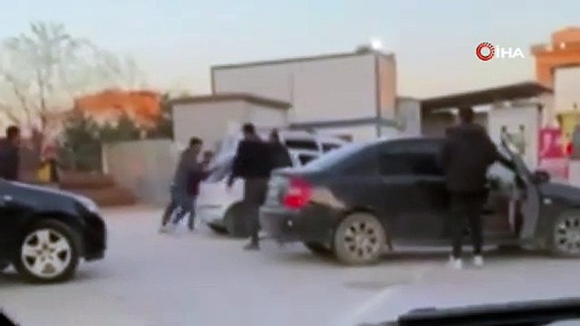 Sultanbeyli’de yol verme kavgası: Tekme ve yumruklar havada uçuştu