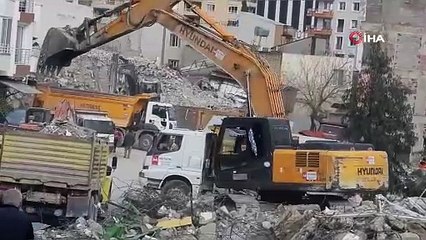 Samandağ enkaz kaldırma ve yıkım çalışmaları 9 mahallede devam ediyor