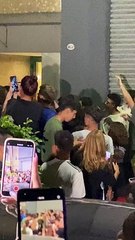 Taraftarlar Messi için izdiham yarattı. Arjantinli yıldız restauranttan korumalar eşliğinde çıkarıldı