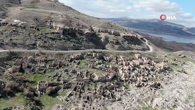 Baraj suları çekilince köy ortaya çıktı