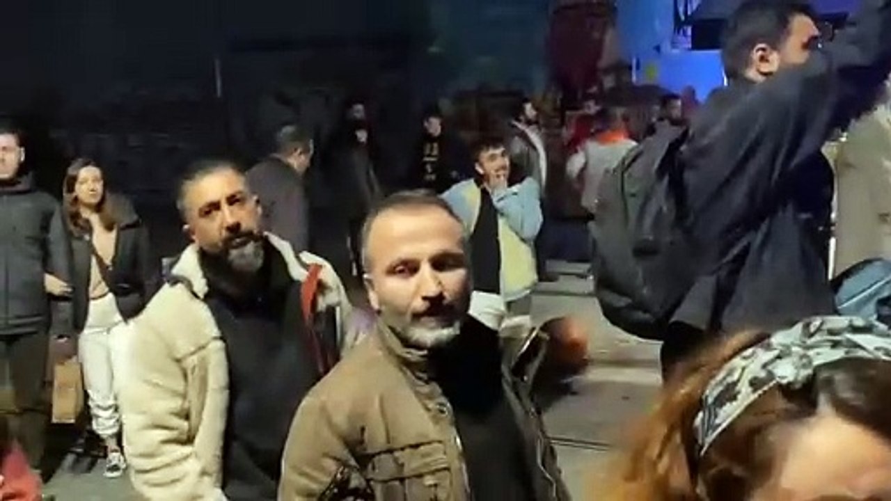 Kızılay’ın protesto edilmesini engellemek isteyen polislere vatandaştan tepki: Onlar senin de haklarını savunuyorlar