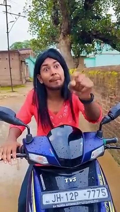 ऐ_भी_कोई_dance_करने_की_जगह_हैं_#comedy_#realfools_#surajroxfunnyvibeo_#vikram_#song_#dance_#girl(360p)