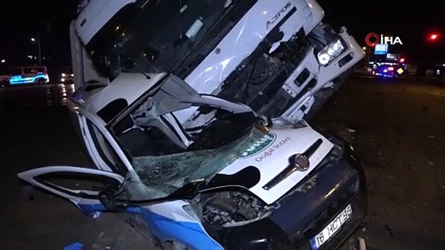 Tır ile ticari araç çarpıştı: Sürücüler ağır yaralandı