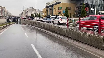 Bariyerlere çarpan otomobil köprüde asılı kaldı: 1 yaralı