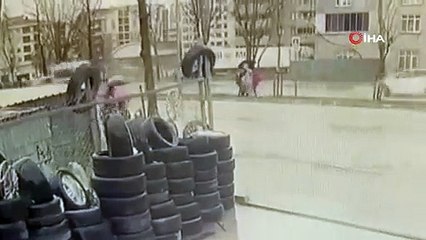 Araba çarptı metrelerce havada uçtu kurtuldu