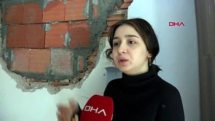 Beylikdüzü'nde yıkım sırasında yan binadaki dairenin duvarını yıktılar