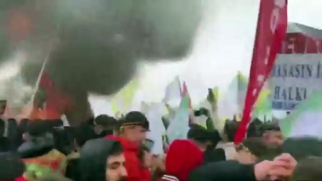 Nevruz kutlamasını terörün gövde gösterisine çevirdiler. HDP’nin düzenlediği etkinlikte bebek katili Öcalan lehine sloganlar atıldı