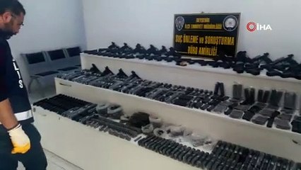 Silah kaçakçısının iş yeri cephanelik çıktı