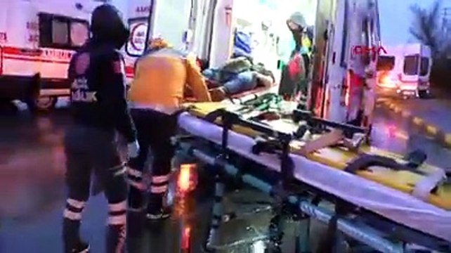 AFAD'ın minibüsü ile çarpışan otomobil ikiye bölündü: 1 ölü, 9 yaralı