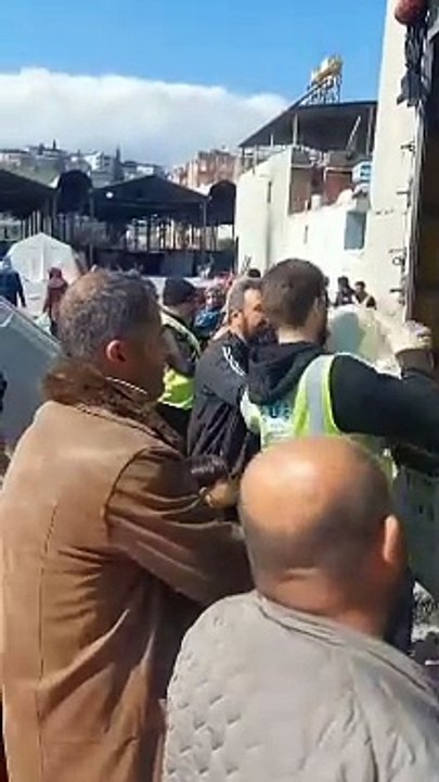 Deprem bölgesine giden vakıf sadece Suriyelilere yardım dağıttı. Sadece Suriyeliler mi depremzede. Vakfın kurucusu Erdoğan’dan plaket almıştı
