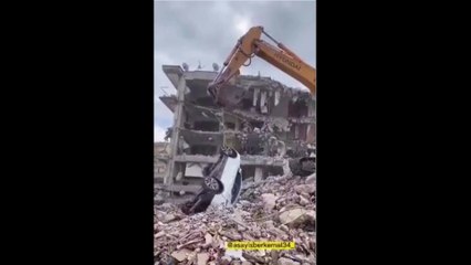 Depremi az hasarla atlatan otomobili kepçe operatörü yok etti