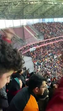 Tribünde istifa diyen Galatasaray taraftarına Cumhurbaşkanı'na hakaretten soruşturma. Eski yönetici Doğan sahip çıktı