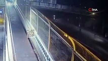 Kamyonun damperi üst geçide çarptı