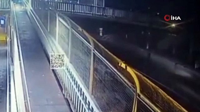Kamyonun damperi üst geçide çarptı